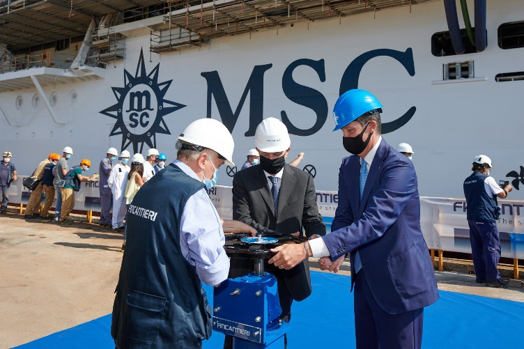 MSC地中海邮轮海际线号浮水出坞 MSC地中海邮轮