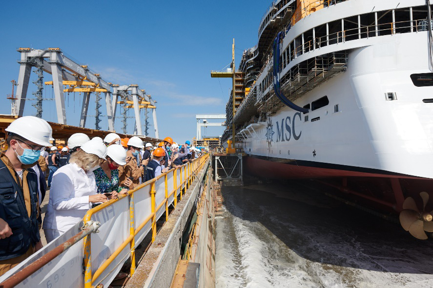 MSC地中海邮轮海际线号浮水出坞 MSC地中海邮轮